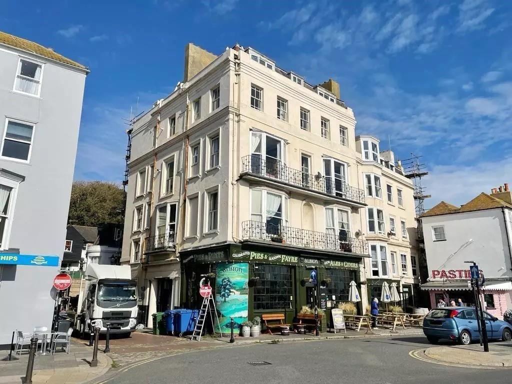 Lot: 131 - ONE-BEDROOM FLAT WITH SHORT LEASE - 